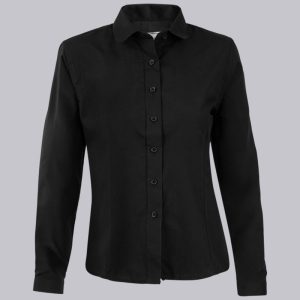 Blusa negra con corte