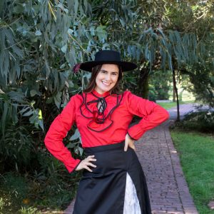 Blusa Clásica con Vuelos
