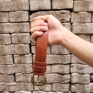 Cinturón rojo de cuero