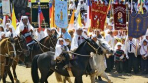 Cuasimodistas a caballo durante la procesión de Fiesta de Cuasimodo en Chile