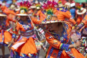 ailarina con traje tradicional del Carnaval de Arica, una de las fiestas costumbristas de Chile