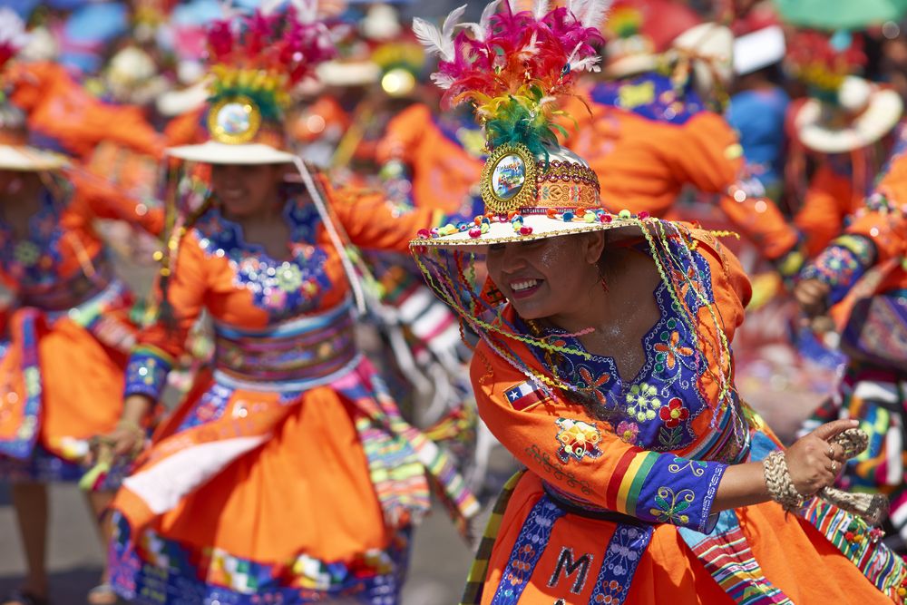 ailarina con traje tradicional del Carnaval de Arica, una de las fiestas costumbristas de Chile